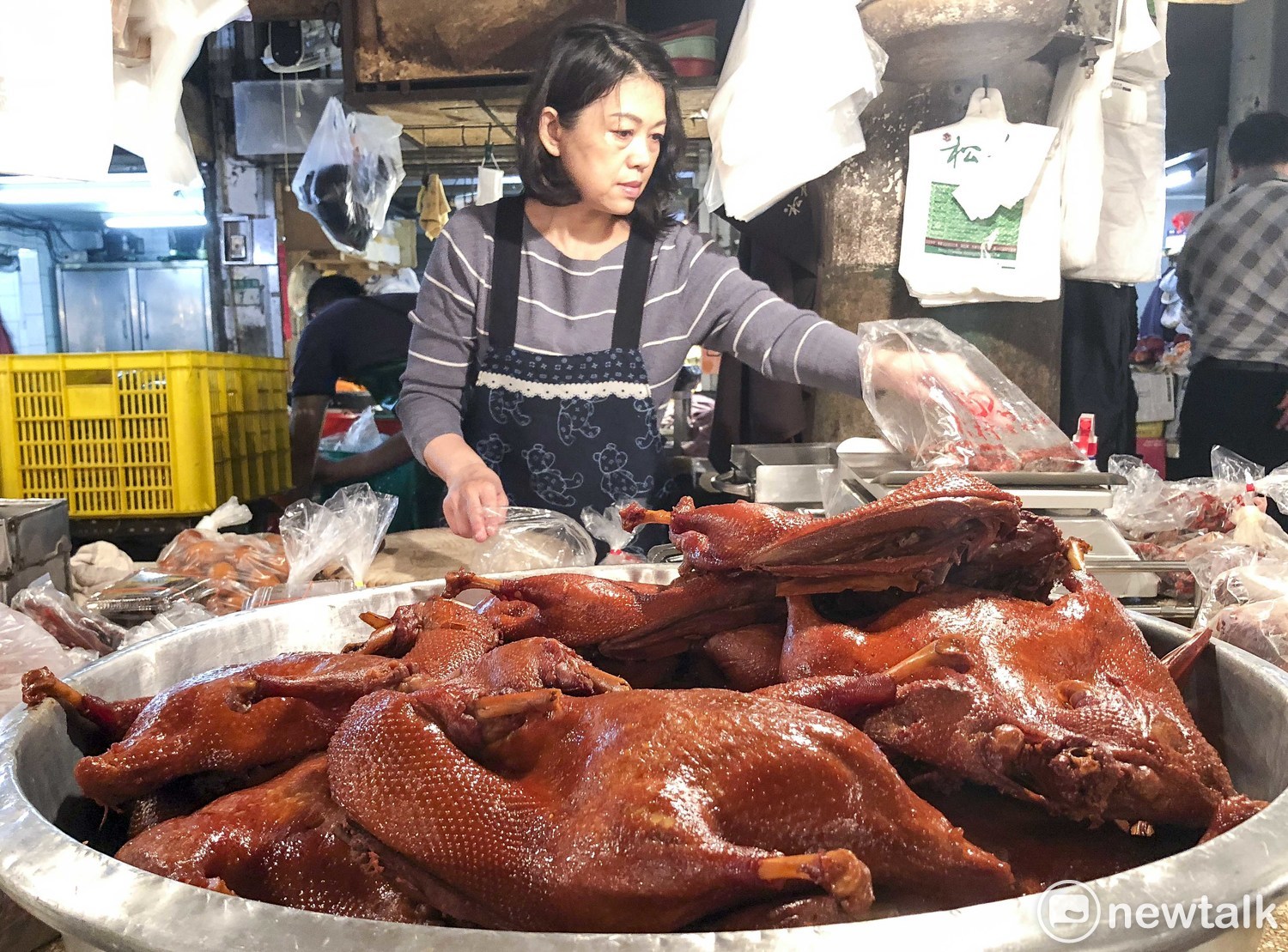 松香餅鋪大約在早上七點半左右掀起蒸爐後,八點左右,肉包就會完售。 松香餅鋪大約在早上七點半左右掀起蒸爐後,八點左右,肉包就會完售。