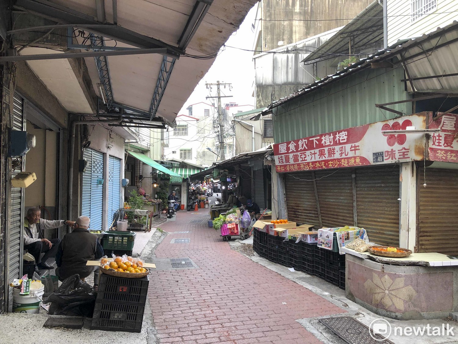 松香餅鋪大約在早上七點半左右掀起蒸爐後,八點左右,肉包就會完售。 松香餅鋪大約在早上七點半左右掀起蒸爐後,八點左右,肉包就會完售。