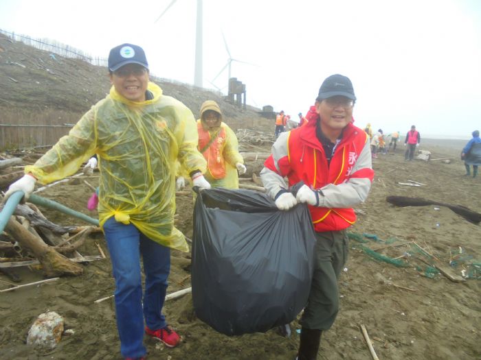 環保局長沈志修表示,半年下來,「牽手淨灘,海好有你」成效顯著,讓桃園的海岸逐步變乾淨。 圖:桃園市政府提供 環保局長沈志修表示,半年下來,「牽手淨灘,海好有你」成效顯著,讓桃園的海岸逐步變乾淨。 圖:桃園市政府提供