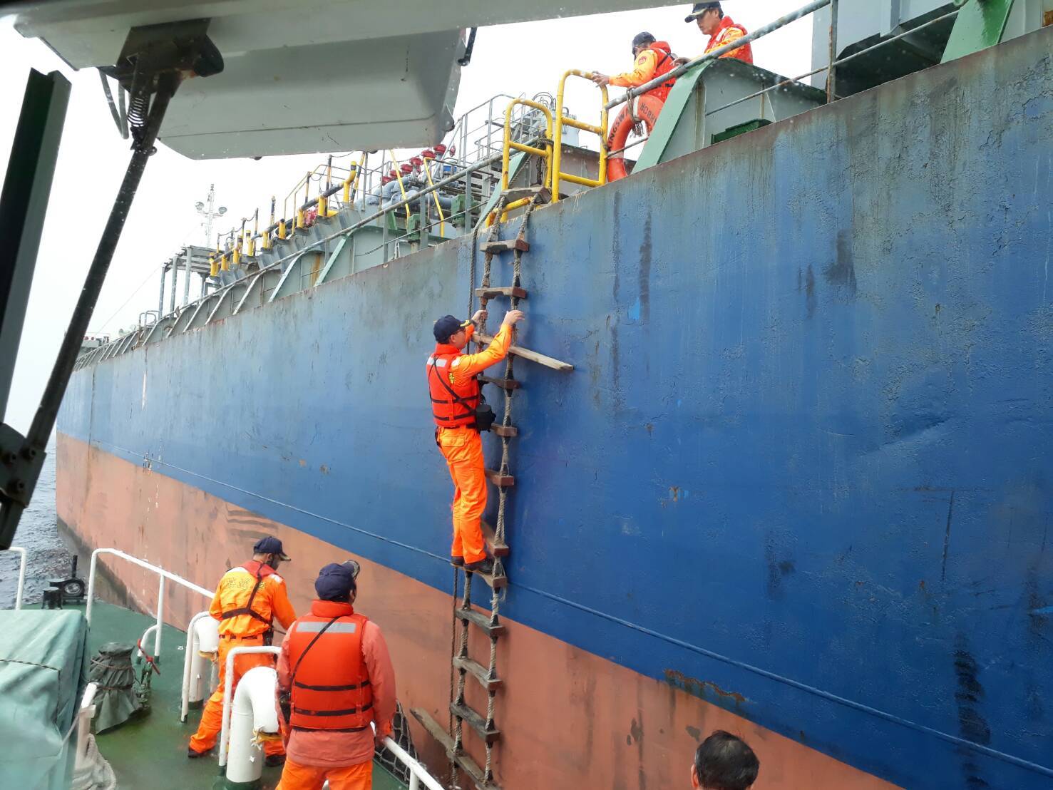 海巡人員登船。 圖:海巡署/提供 海巡人員登船。 圖:海巡署/提供