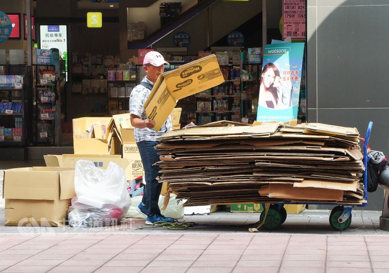 主計總處公布,106年全年失業率為3.76%,創民國91年來16年新低。 圖 : 中央社 主計總處公布,106年全年失業率為3.76%,創民國91年來16年新低。 圖 : 中央社