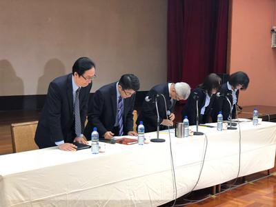 彰化銀行爆發東莞分行經理收受回扣案,彰銀23日公布初步調查結果,董事長張明道表示,經調查後確有收受回扣,向國人致上12萬分的歉意。 圖 : 中央社 彰化銀行爆發東莞分行經理收受回扣案,彰銀23日公布初步調查結果,董事長張明道表示,經調查後確有收受回扣,向國人致上12萬分的歉意。 圖 : 中央社