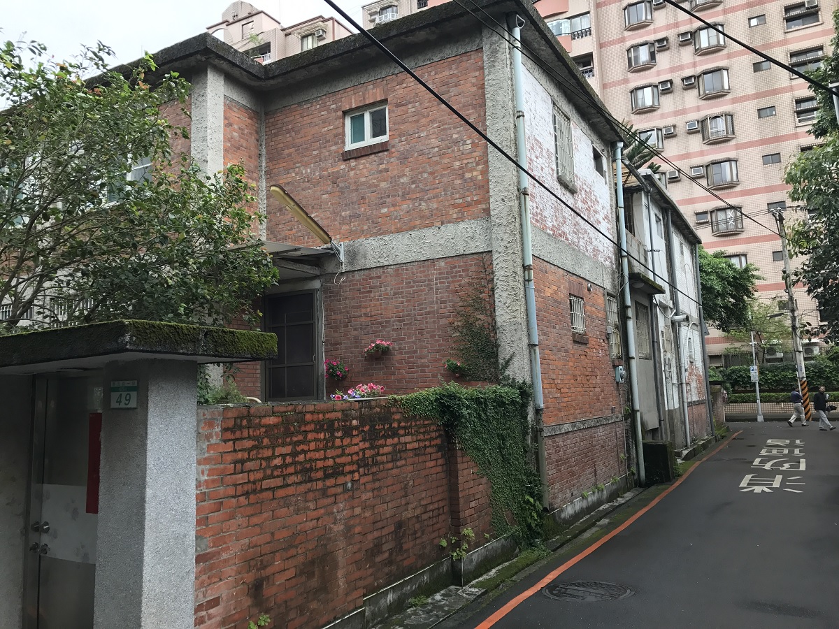 政大化南新村有30棟、60戶,都是紅磚兩層樓式建築物,已成為政大來台復校歷史發展不可或缺的一部分。圖為:張奶奶(梁錫純的住家) 圖:台北市文化局/提供 政大化南新村有30棟、60戶,都是紅磚兩層樓式建築物,已成為政大來台復校歷史發展不可或缺的一部分。圖為:張奶奶(梁錫純的住家) 圖:台北市文化局/提供
