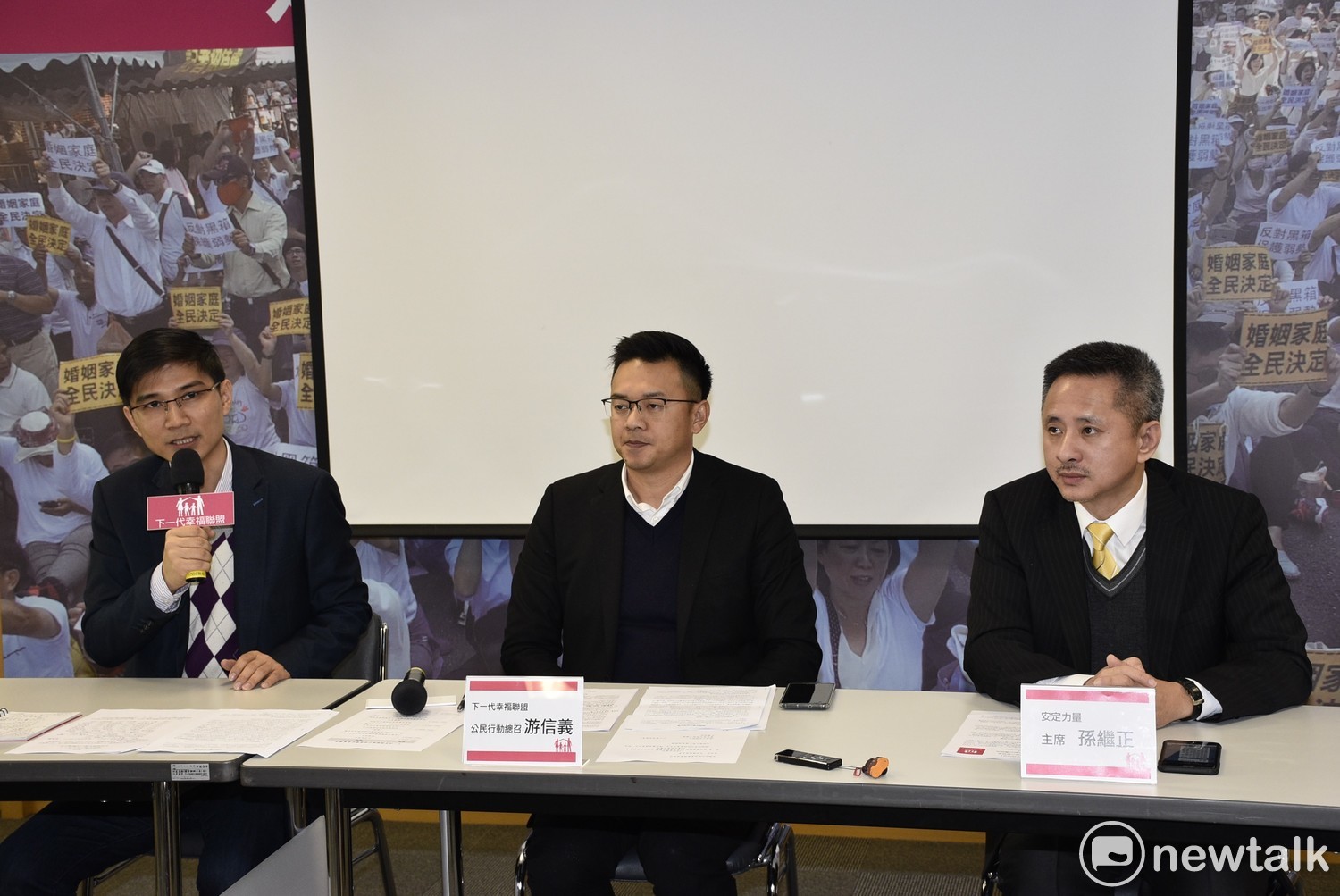 為推廣「一男一女」的婚姻觀,下一代幸福盟理事長曾獻瑩日前與安定力量聯盟一同推行婚姻定義公投,主張在不改變「一男一女」結合的婚姻定義下,設立特別法來保障同志族群權利。 圖:黃韋銓/攝 為推廣「一男一女」的婚姻觀,下一代幸福盟理事長曾獻瑩日前與安定力量聯盟一同推行婚姻定義公投,主張在不改變「一男一女」結合的婚姻定義下,設立特別法來保障同志族群權利。 圖:黃韋銓/攝