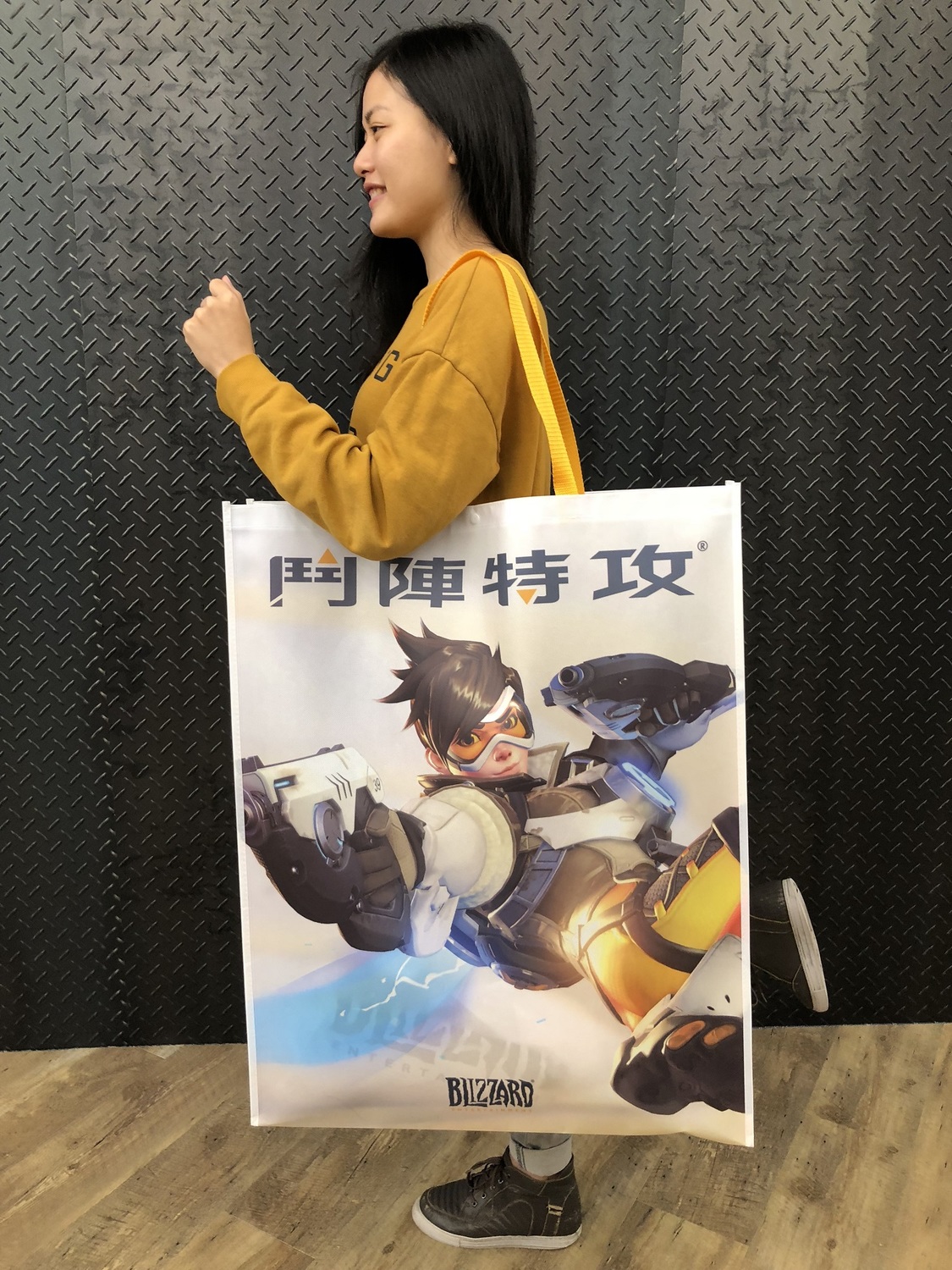 慢慢說樂團主唱利得彙將和知名電競主播易先生協力,與現場的玩家們一同進行《鬥陣特攻》大對抗。 慢慢說樂團主唱利得彙將和知名電競主播易先生協力,與現場的玩家們一同進行《鬥陣特攻》大對抗。
