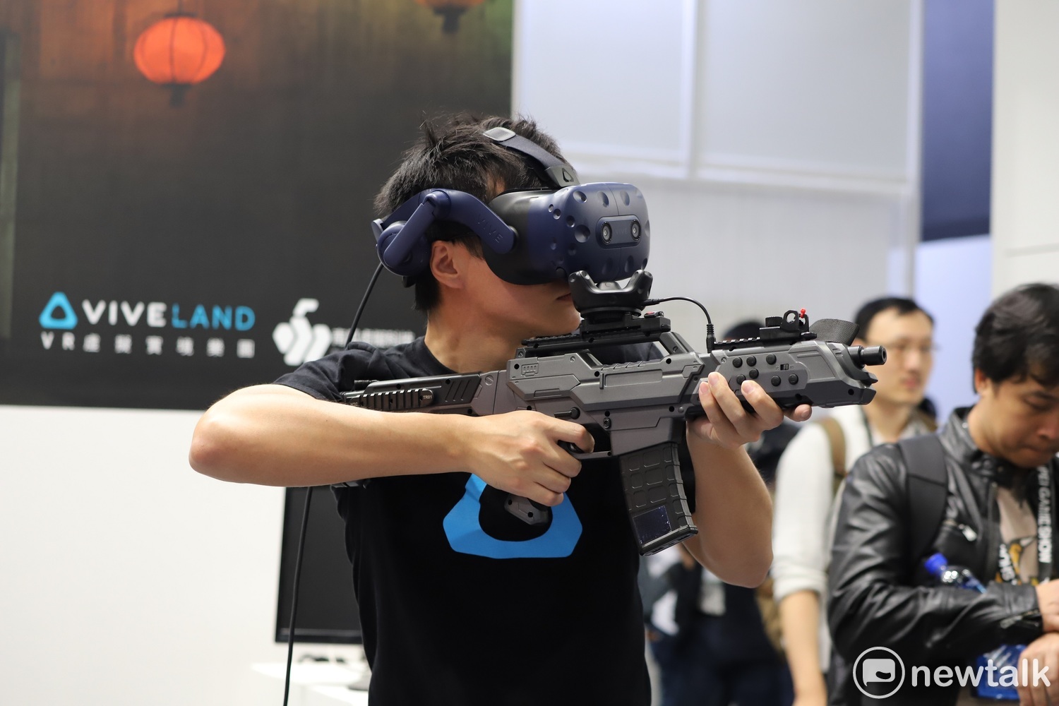HTC（宏達電）今（19）日宣布HTC VIVE Pro頭戴式顯示器建議售價為美金799元，台灣的建議售價為新台幣24,988元，即日起開放預購。同時暖心調降價格，美國的售價調整為美金499元，台灣的售價調整為新台幣16,800元，4月5日起全球陸續出貨。