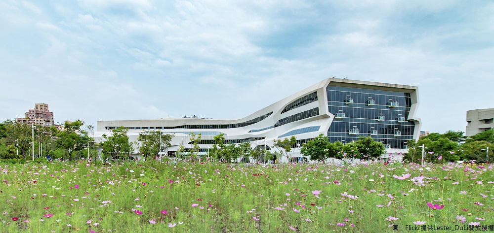 台中的國立公共資訊圖書館,外觀以流線造型的河流意象,象徵乘載無限知識之流,圖書館外為種植波斯菊與向日葵,逐漸轉變成一片花海,美不勝收。 圖:Flickr提供Lester_DuLi開放授權 台中的國立公共資訊圖書館,外觀以流線造型的河流意象,象徵乘載無限知識之流,圖書館外為種植波斯菊與向日葵,逐漸轉變成一片花海,美不勝收。 圖:Flickr提供Lester_DuLi開放授權