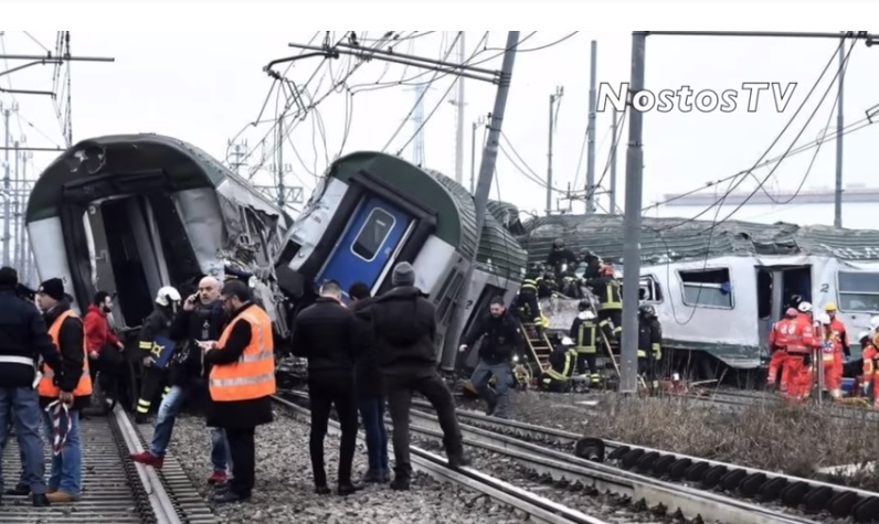火車六節車廂嚴重受損,其中一節車廂橫臥在軌道上。 圖:翻攝youtube 火車六節車廂嚴重受損,其中一節車廂橫臥在軌道上。 圖:翻攝youtube