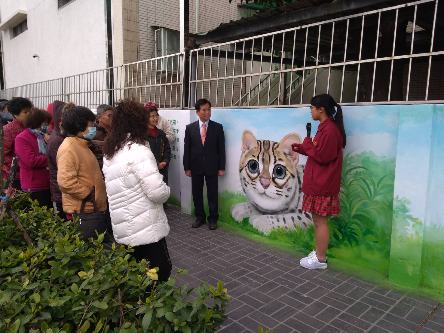 今(26)日順天國中學校彩繪圍牆由學生擔任解說員,說明設計發想,迎接彩繪圍牆完成。
圖:台中市政府提供 今(26)日順天國中學校彩繪圍牆由學生擔任解說員,說明設計發想,迎接彩繪圍牆完成。
圖:台中市政府提供