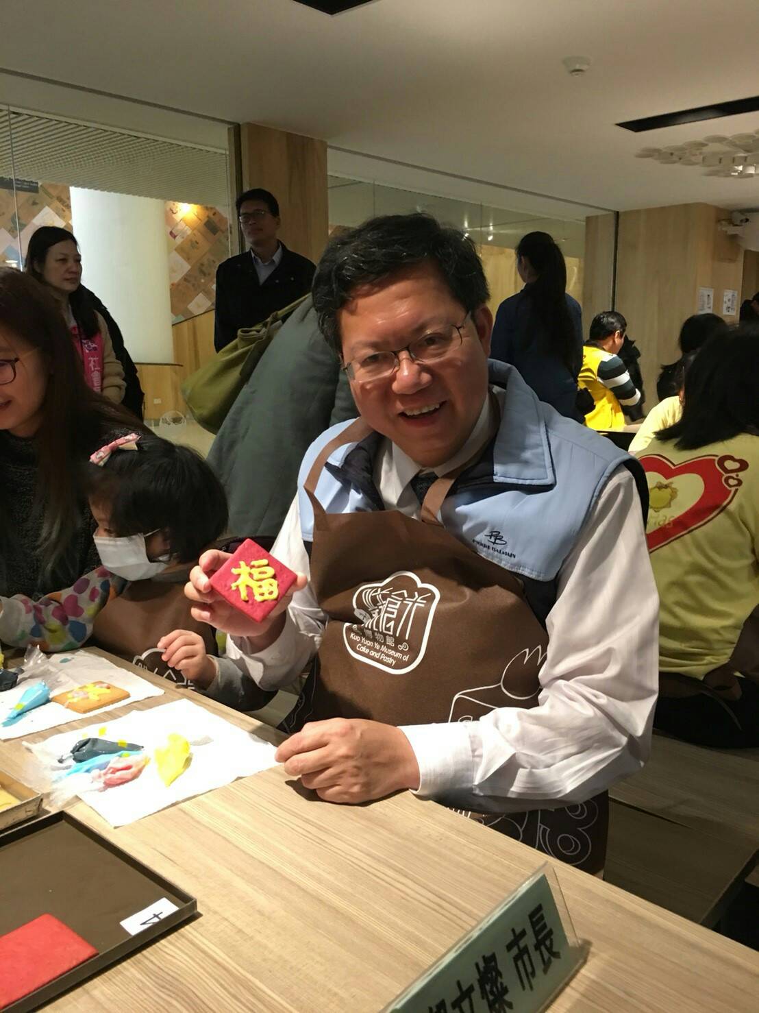 在桃園市,有一群遭父母遺棄或無依、家庭發生重大變故、嚴重疏忽虐待而暫止父母親權行使的小朋友,他們雖然少了家庭的溫暖,仍有市長鄭文燦的陪伴,今(26)天在桃園楊梅,有一場屬於市長監護童的聯歡活動,168位孩童與市長見面,一起做餅乾。 圖:桃園市政府/提供 在桃園市,有一群遭父母遺棄或無依、家庭發生重大變故、嚴重疏忽虐待而暫止父母親權行使的小朋友,他們雖然少了家庭的溫暖,仍有市長鄭文燦的陪伴,今(26)天在桃園楊梅,有一場屬於市長監護童的聯歡活動,168位孩童與市長見面,一起做餅乾。 圖:桃園市政府/提供
