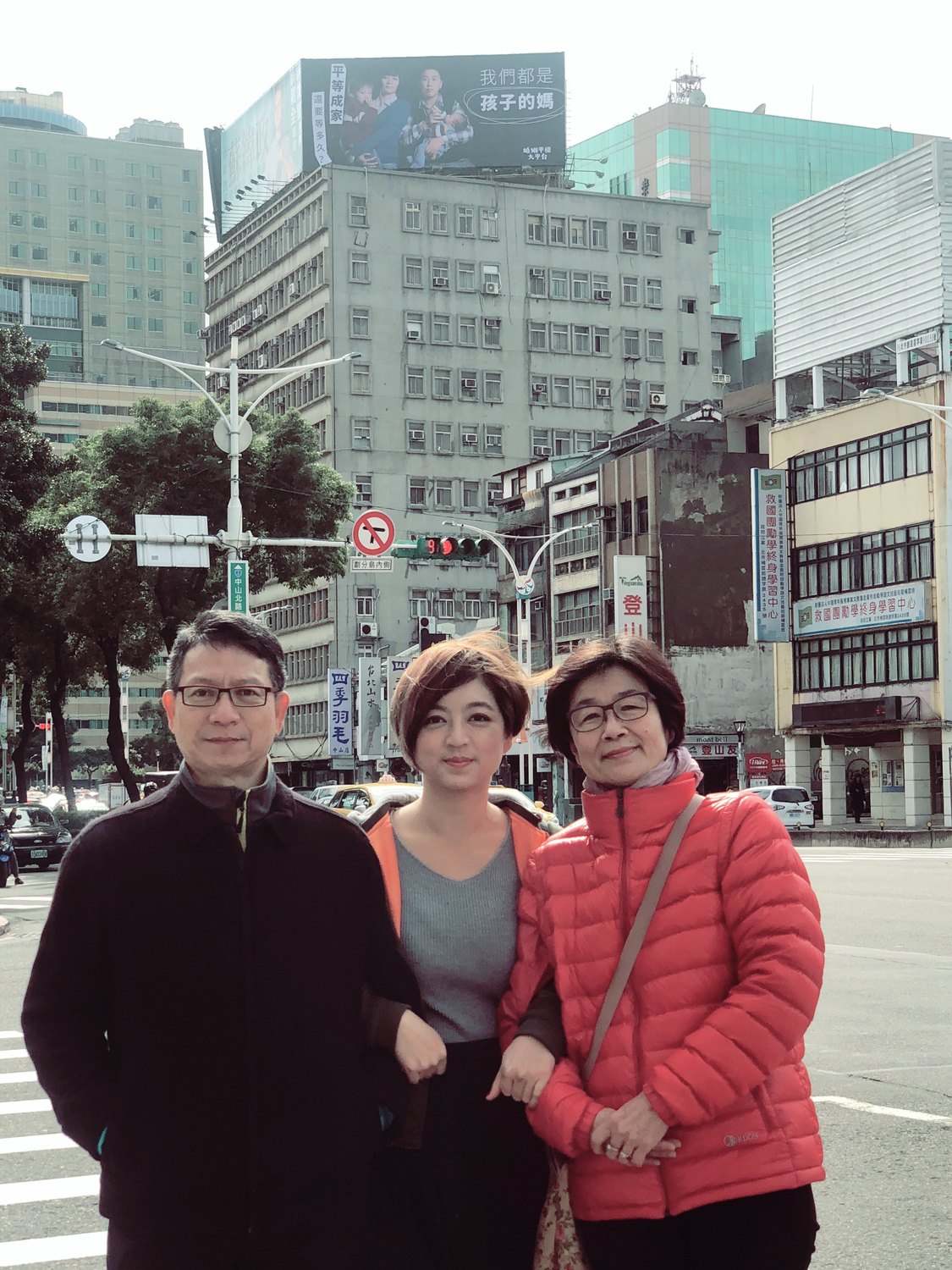 婚姻平權大平台總召呂欣潔率先邀請父母一同合影。 圖:婚姻平權大平台提供 婚姻平權大平台總召呂欣潔率先邀請父母一同合影。 圖:婚姻平權大平台提供