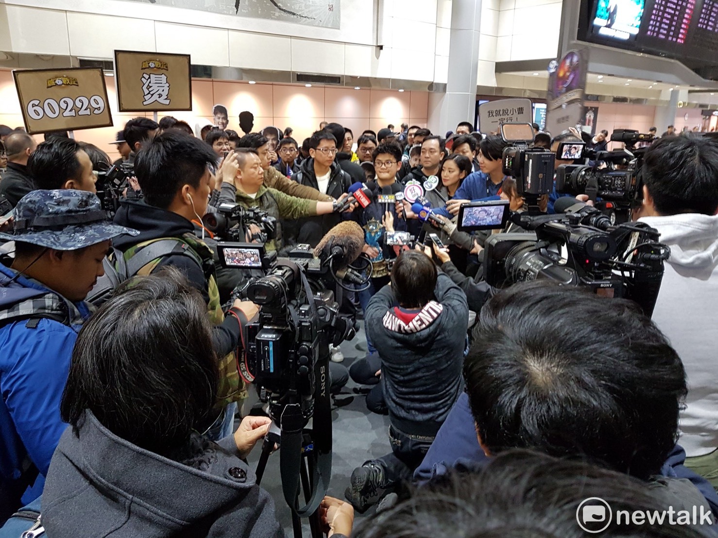 《爐石戰記》世界冠軍「tom60229 」陳威霖與台灣好手「SamuelTsao」曹祖霖今(26)日回國,現場來了超過百位粉絲來到桃園機場接風。 《爐石戰記》世界冠軍「tom60229 」陳威霖與台灣好手「SamuelTsao」曹祖霖今(26)日回國,現場來了超過百位粉絲來到桃園機場接風。