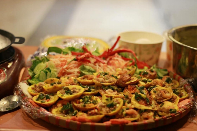 「越式小煎餅」,煎餅被滿滿的絞肉與蝦仁覆蓋著,搭配配上獨特的魚露醬料,讓人口水直流。 「越式小煎餅」,煎餅被滿滿的絞肉與蝦仁覆蓋著,搭配配上獨特的魚露醬料,讓人口水直流。