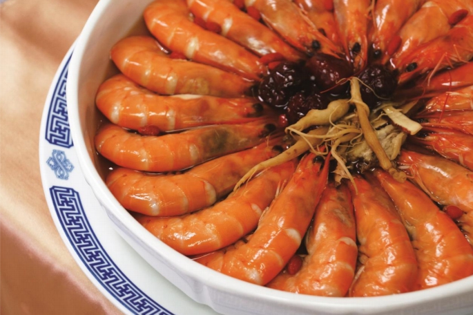 「越式小煎餅」,煎餅被滿滿的絞肉與蝦仁覆蓋著,搭配配上獨特的魚露醬料,讓人口水直流。 「越式小煎餅」,煎餅被滿滿的絞肉與蝦仁覆蓋著,搭配配上獨特的魚露醬料,讓人口水直流。
