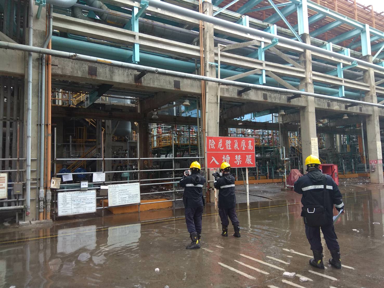 中油桃園煉油廠第二柴油加氫脫硫工廠重大工安事件,桃園市政府環保局人員至現場以火焰離子化偵測器(FID),檢測中油桃煉廠火災事故現場的揮發性有機物(VOCs)約1.7ppm,對比於加油站的作業環境中,空氣裡的甲苯、二甲苯容許濃度標準是100ppm,目前現場的VOCs濃度並不高。 圖:桃園市府提供 中油桃園煉油廠第二柴油加氫脫硫工廠重大工安事件,桃園市政府環保局人員至現場以火焰離子化偵測器(FID),檢測中油桃煉廠火災事故現場的揮發性有機物(VOCs)約1.7ppm,對比於加油站的作業環境中,空氣裡的甲苯、二甲苯容許濃度標準是100ppm,目前現場的VOCs濃度並不高。 圖:桃園市府提供