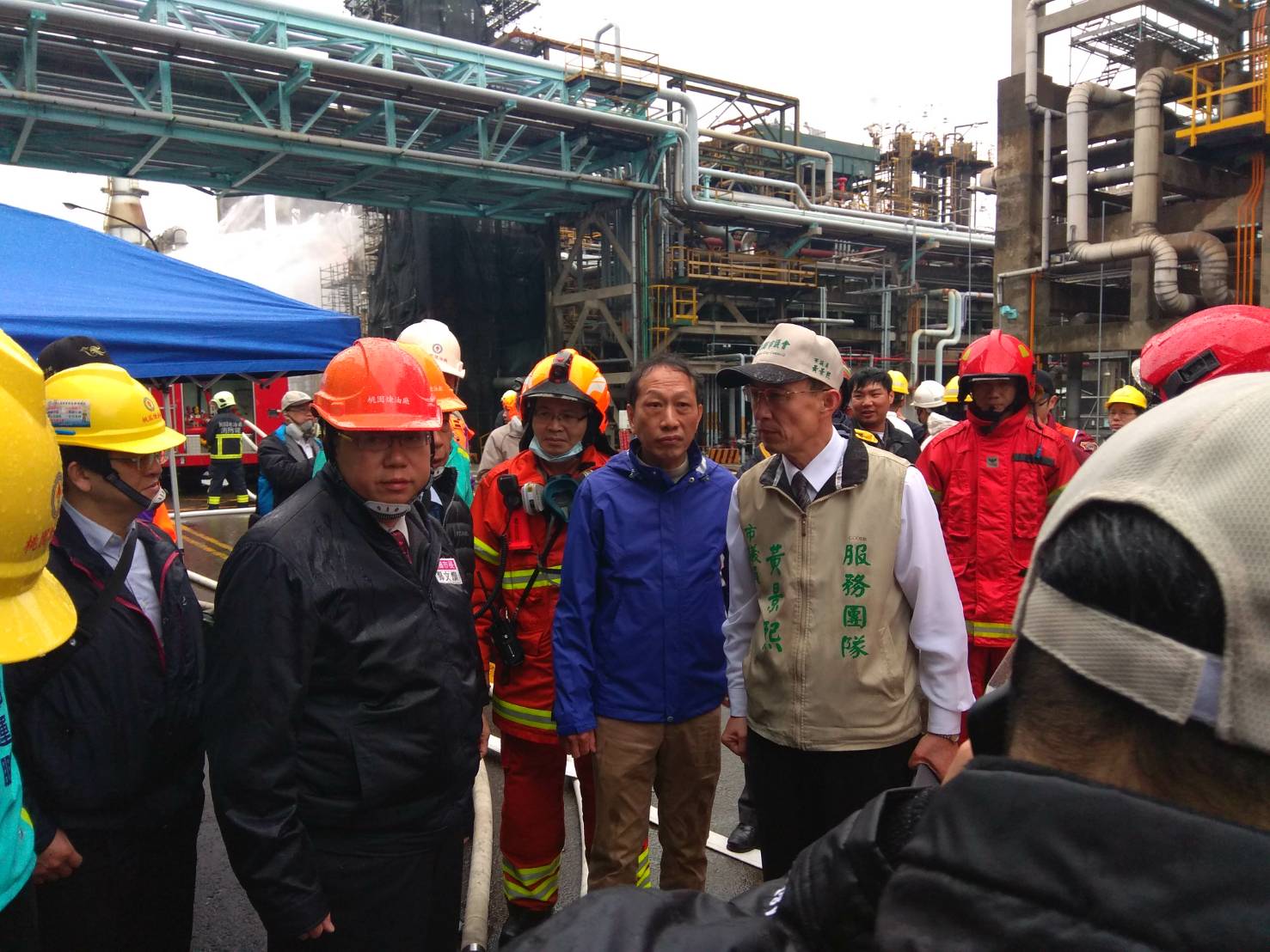 中油桃園煉油廠第二柴油加氫脫硫工廠重大工安事件,桃園市政府環保局人員至現場以火焰離子化偵測器(FID),目前現場的VOCs濃度並不高。 圖:桃園市府提供 中油桃園煉油廠第二柴油加氫脫硫工廠重大工安事件,桃園市政府環保局人員至現場以火焰離子化偵測器(FID),目前現場的VOCs濃度並不高。 圖:桃園市府提供