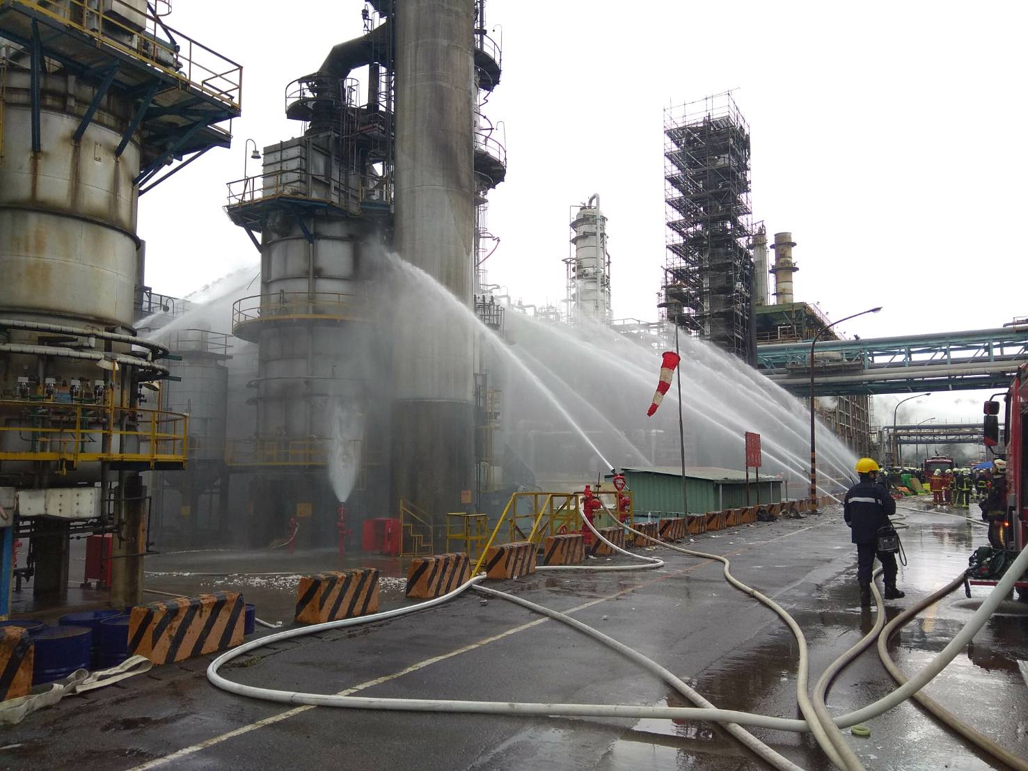 中油桃園煉油廠第二柴油加氫脫硫工廠重大工安事件,桃園市政府環保局人員至現場以火焰離子化偵測器(FID),環保署化學局應變隊人員及北區督察大隊莊大隊長,陸續到達現場,協助支援環保局處理後續監測及應變事宜,民眾毋須過度擔心。 圖:桃園市府提供 中油桃園煉油廠第二柴油加氫脫硫工廠重大工安事件,桃園市政府環保局人員至現場以火焰離子化偵測器(FID),環保署化學局應變隊人員及北區督察大隊莊大隊長,陸續到達現場,協助支援環保局處理後續監測及應變事宜,民眾毋須過度擔心。 圖:桃園市府提供