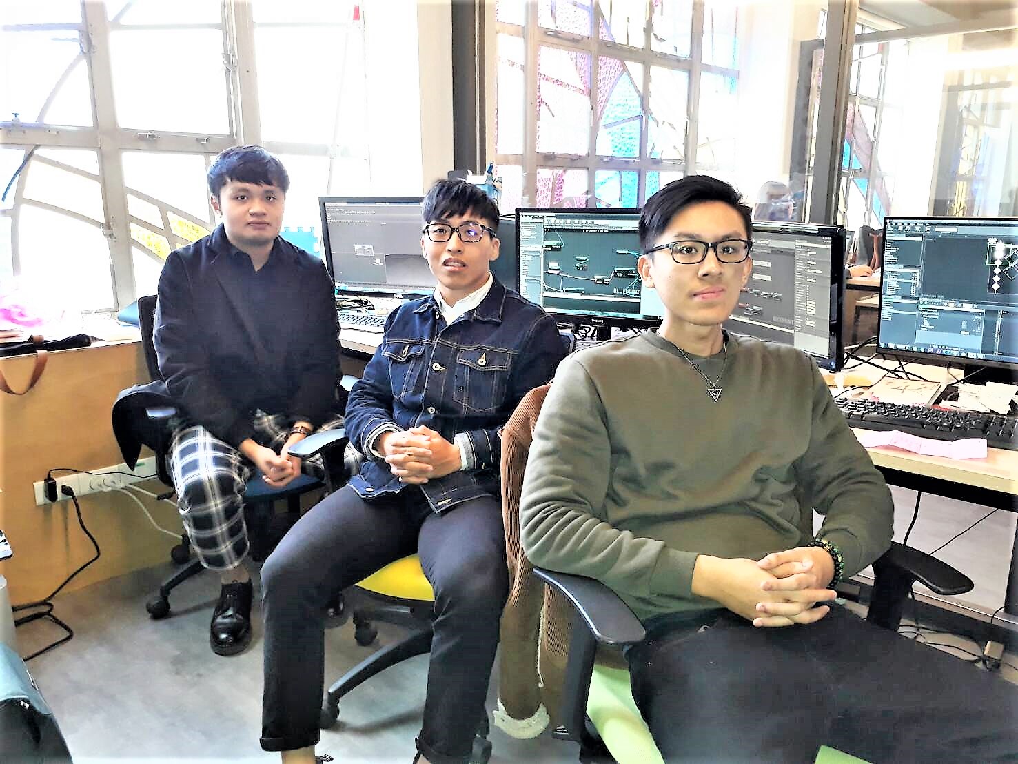 去年3月,創業開公司,廖耕亞、林明毅和林嵩堉已設計了十多件VR實境產品;連做月子中心都希望銷售能走向VR實境化。 圖:陳香蘭/攝 去年3月,創業開公司,廖耕亞、林明毅和林嵩堉已設計了十多件VR實境產品;連做月子中心都希望銷售能走向VR實境化。 圖:陳香蘭/攝