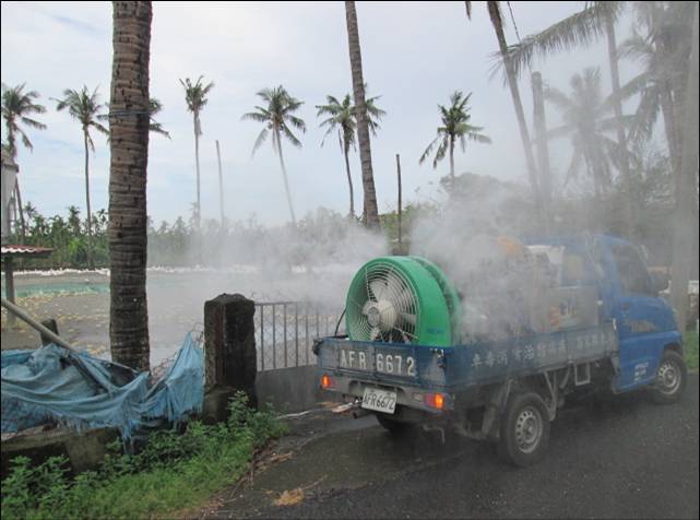 屏東縣防疫所提到,因氣溫降低,禽流感病毒較活耀,需加強養禽場監測採樣及周邊消毒工作。 圖:屏東縣政府提供 屏東縣防疫所提到,因氣溫降低,禽流感病毒較活耀,需加強養禽場監測採樣及周邊消毒工作。 圖:屏東縣政府提供