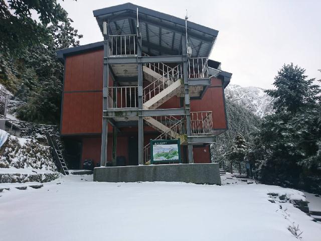 玉管處將於登山入口加強查核,加上排雲山莊現場進行柔性勸導山友,請登山朋友們配合,並隨時視天候狀況隨時調整管制措施,以維護登山朋友的安全及確保登山平安。 圖:玉山國家公園官網提供 玉管處將於登山入口加強查核,加上排雲山莊現場進行柔性勸導山友,請登山朋友們配合,並隨時視天候狀況隨時調整管制措施,以維護登山朋友的安全及確保登山平安。 圖:玉山國家公園官網提供