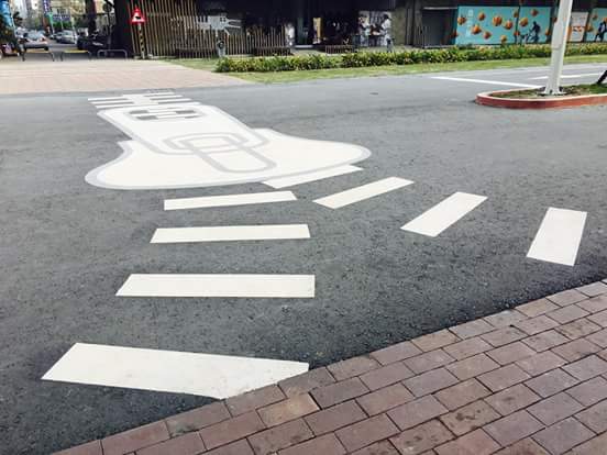 高雄駁二藝術特區的「駁遊路」,布設擬真路燈、路牌、魚骨頭斑馬線、水管噴水花的標線及各式各樣有趣的號誌牌超有哏,翻轉一般人對馬路的印象。 圖:高雄文化局/提供 高雄駁二藝術特區的「駁遊路」,布設擬真路燈、路牌、魚骨頭斑馬線、水管噴水花的標線及各式各樣有趣的號誌牌超有哏,翻轉一般人對馬路的印象。 圖:高雄文化局/提供