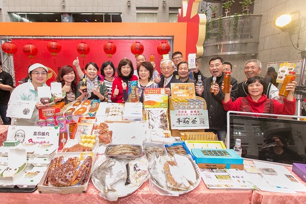 今年年貨大街活動同樣也結合各商家推出各項獎品活動。 圖:台北市商業處提供 今年年貨大街活動同樣也結合各商家推出各項獎品活動。 圖:台北市商業處提供