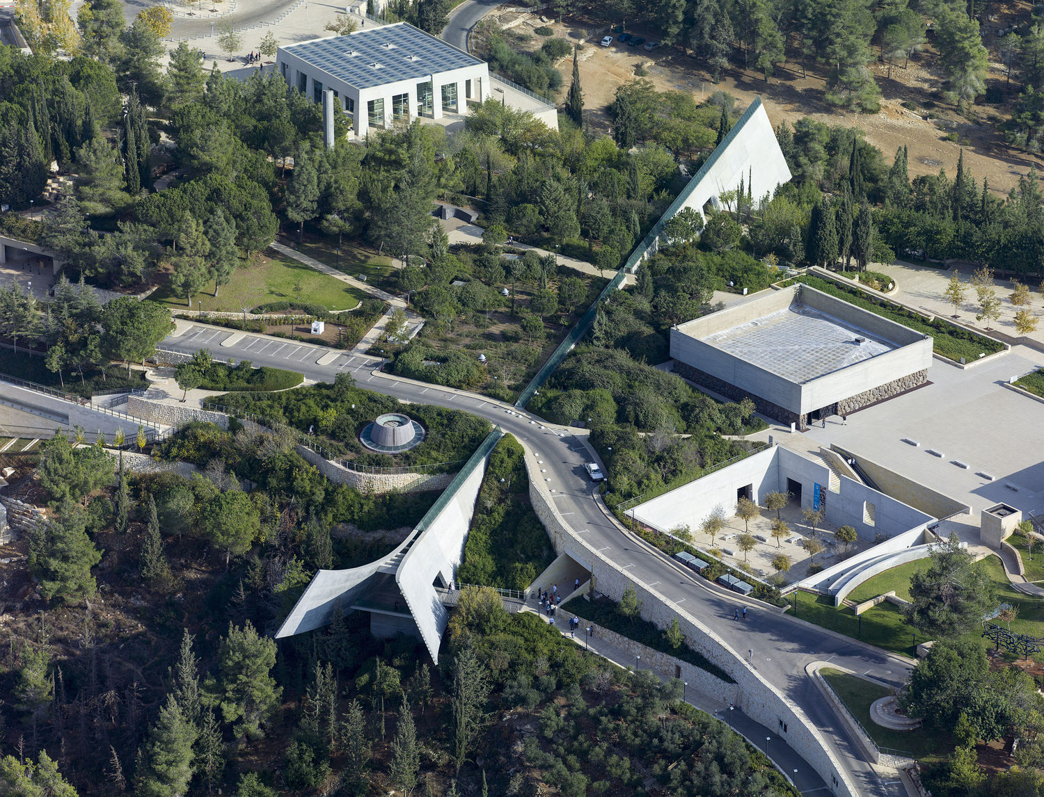 由以色列官方設立的猶太人大屠殺紀念館(Yad Vashem),位於耶路撒冷城西的赫茨爾山,是世界最大、最有影響力的大屠殺紀念館。1953年根據以色列國會通過的《猶太大屠殺紀念法》成立,為紀念600餘萬被納粹屠殺的猶太人。 圖:翻攝自維基百科 由以色列官方設立的猶太人大屠殺紀念館(Yad Vashem),位於耶路撒冷城西的赫茨爾山,是世界最大、最有影響力的大屠殺紀念館。1953年根據以色列國會通過的《猶太大屠殺紀念法》成立,為紀念600餘萬被納粹屠殺的猶太人。 圖:翻攝自維基百科
