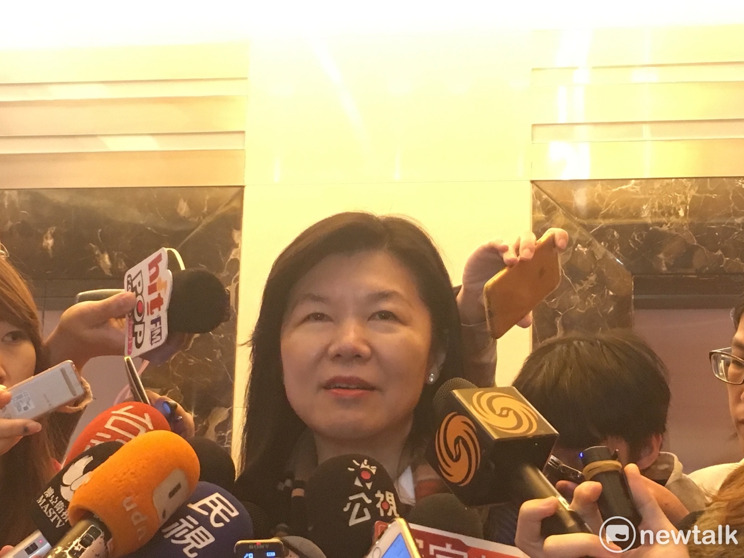 歷經三小時的會員大會,婦聯會(31)日下午宣布結果,最後鷹派以31票戰勝鴿派28票,不簽署行政契約。委員潘維剛被問到會中是否提案撤換主委雷倩,她停頓數秒後,僅說有人提出,隨後快步離去。 圖:黃韋銓/攝 歷經三小時的會員大會,婦聯會(31)日下午宣布結果,最後鷹派以31票戰勝鴿派28票,不簽署行政契約。委員潘維剛被問到會中是否提案撤換主委雷倩,她停頓數秒後,僅說有人提出,隨後快步離去。 圖:黃韋銓/攝