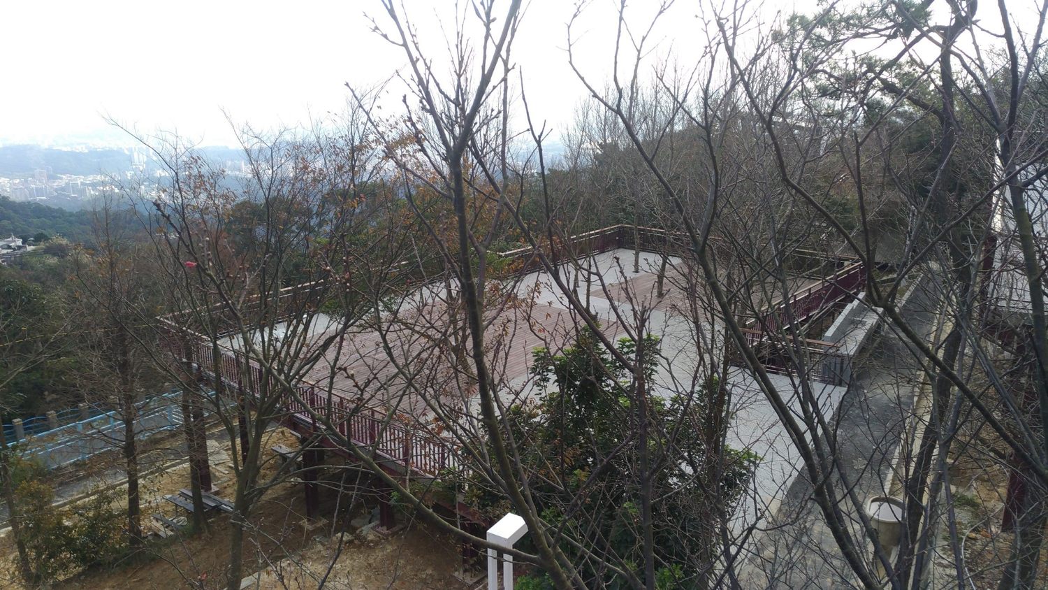 碧山露營場能呼吸新鮮空氣、眺望台北盆地景緻,或者到碧山路另一側的心血管主題園區散步休憩。 圖:台北市工務局提供 碧山露營場能呼吸新鮮空氣、眺望台北盆地景緻,或者到碧山路另一側的心血管主題園區散步休憩。 圖:台北市工務局提供