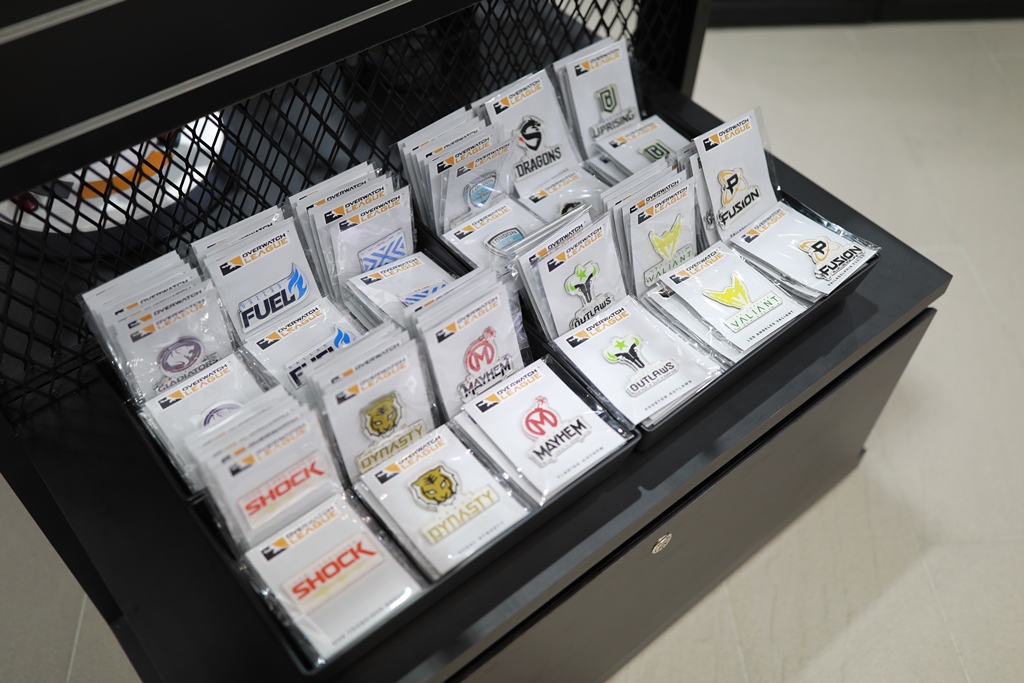 《鬥陣特攻》職業電競聯賽中文轉播當周,暴雪電競館精品商城也將首度推出聯賽與戰隊的周邊商品。 圖:暴雪娛樂提供 《鬥陣特攻》職業電競聯賽中文轉播當周,暴雪電競館精品商城也將首度推出聯賽與戰隊的周邊商品。 圖:暴雪娛樂提供