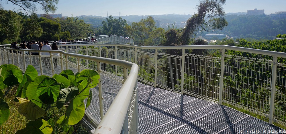 依傍著八卦山建造的天空步道,總長度1,005公尺,讓你可近距離觀察樹冠層生態之美,且沒有林木遮掩,設計上綜合點、線、面的分布,連結了大佛、生態池、棒球場、忠烈祠、彰化藝術高中及彰化生活美學館等景點。 圖:Flickr提供偷 偷開放授權 依傍著八卦山建造的天空步道,總長度1,005公尺,讓你可近距離觀察樹冠層生態之美,且沒有林木遮掩,設計上綜合點、線、面的分布,連結了大佛、生態池、棒球場、忠烈祠、彰化藝術高中及彰化生活美學館等景點。 圖:Flickr提供偷 偷開放授權