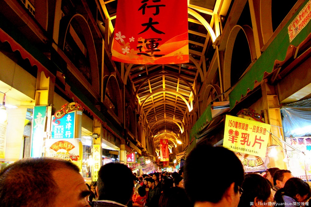 各縣市年貨大街,各街頭巷尾的攤位不計其數、各式南北年貨此起彼落的爭相叫賣,最重要的是在這可以感受台灣人濃濃的過節人情味,其中高雄三鳳中街的年貨大街,結合11個商圈,熱鬧非凡。 各縣市年貨大街,各街頭巷尾的攤位不計其數、各式南北年貨此起彼落的爭相叫賣,最重要的是在這可以感受台灣人濃濃的過節人情味,其中高雄三鳳中街的年貨大街,結合11個商圈,熱鬧非凡。