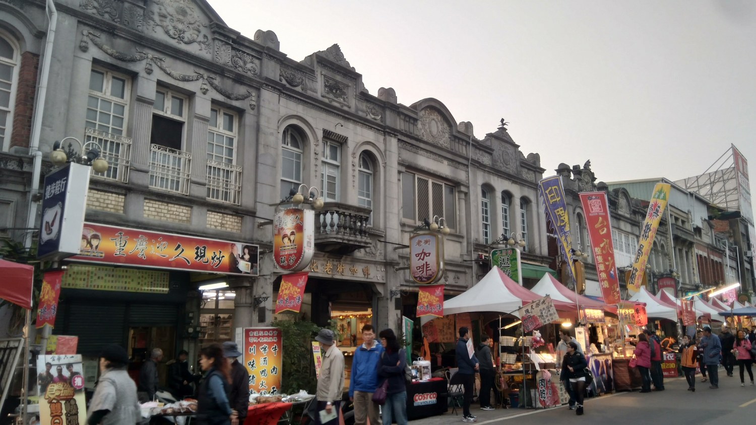 各縣市年貨大街,各街頭巷尾的攤位不計其數、各式南北年貨此起彼落的爭相叫賣,最重要的是在這可以感受台灣人濃濃的過節人情味,其中高雄三鳳中街的年貨大街,結合11個商圈,熱鬧非凡。 各縣市年貨大街,各街頭巷尾的攤位不計其數、各式南北年貨此起彼落的爭相叫賣,最重要的是在這可以感受台灣人濃濃的過節人情味,其中高雄三鳳中街的年貨大街,結合11個商圈,熱鬧非凡。