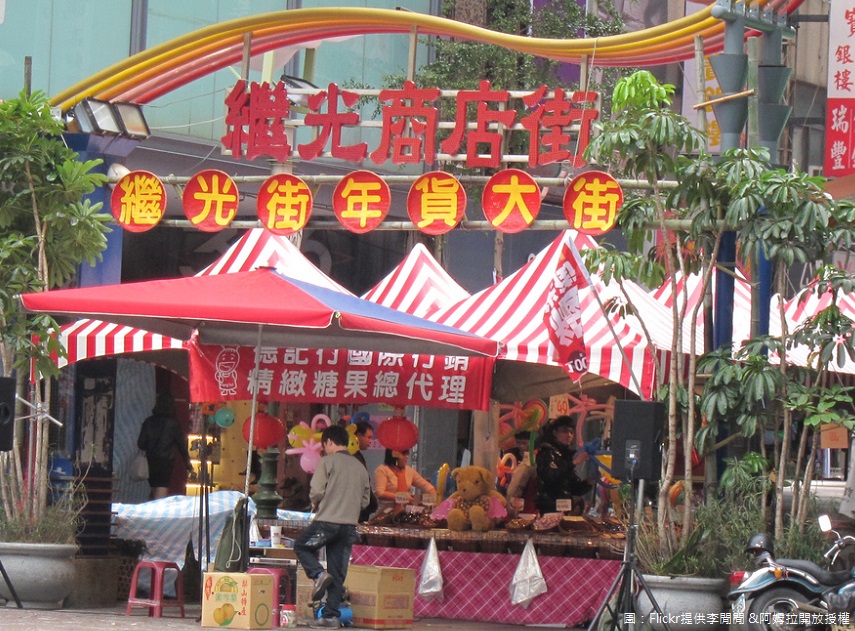 各縣市年貨大街,各街頭巷尾的攤位不計其數、各式南北年貨此起彼落的爭相叫賣,最重要的是在這可以感受台灣人濃濃的過節人情味,其中高雄三鳳中街的年貨大街,結合11個商圈,熱鬧非凡。 各縣市年貨大街,各街頭巷尾的攤位不計其數、各式南北年貨此起彼落的爭相叫賣,最重要的是在這可以感受台灣人濃濃的過節人情味,其中高雄三鳳中街的年貨大街,結合11個商圈,熱鬧非凡。
