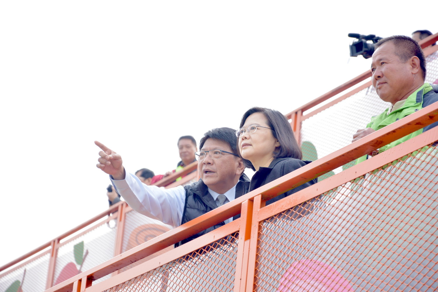 總統蔡英文協屏東縣長潘孟安到現場參加開幕活動。 圖:屏東縣政府/提供 總統蔡英文協屏東縣長潘孟安到現場參加開幕活動。 圖:屏東縣政府/提供