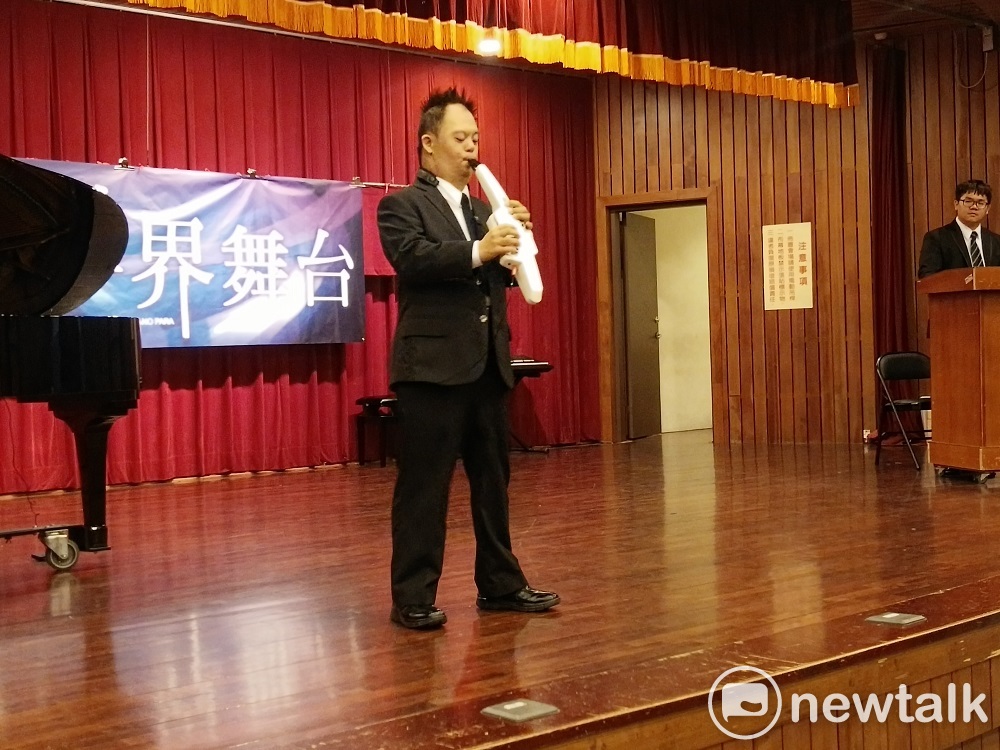 許育瑋表演「數位吹管」。 圖:唐復年/攝 許育瑋表演「數位吹管」。 圖:唐復年/攝