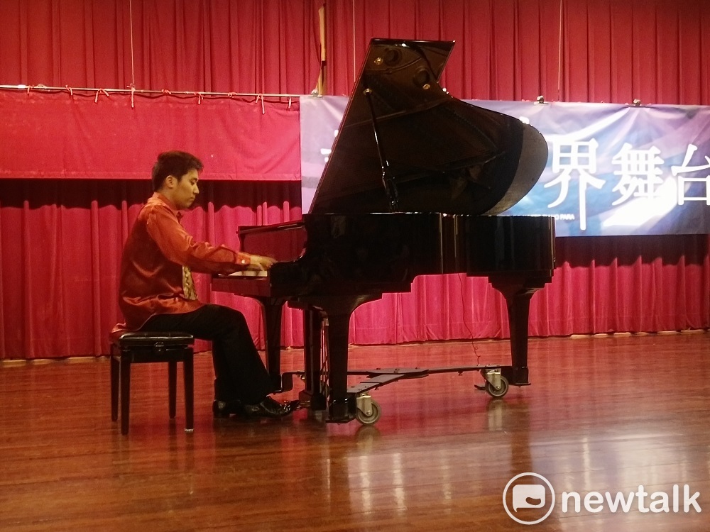 小柳拓人演奏時表情專注。 圖:唐復年/攝 小柳拓人演奏時表情專注。 圖:唐復年/攝