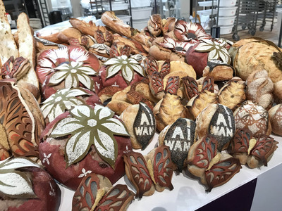 歐洲麵包大展登場,麵包大師賽是重頭戲之一,台灣有3名師傅出賽。其中謝忠祐參加營養麵包項目,做出細緻的蝴蝶麵包,以及具台灣特色的草莓麵包等。 歐洲麵包大展登場,麵包大師賽是重頭戲之一,台灣有3名師傅出賽。其中謝忠祐參加營養麵包項目,做出細緻的蝴蝶麵包,以及具台灣特色的草莓麵包等。