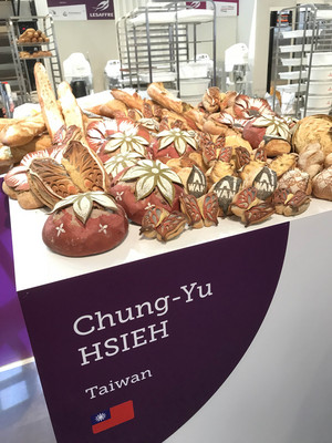 歐洲麵包大展登場,麵包大師賽是重頭戲之一,台灣有3名師傅出賽。其中謝忠祐參加營養麵包項目,做出細緻的蝴蝶麵包,以及具台灣特色的草莓麵包等。 歐洲麵包大展登場,麵包大師賽是重頭戲之一,台灣有3名師傅出賽。其中謝忠祐參加營養麵包項目,做出細緻的蝴蝶麵包,以及具台灣特色的草莓麵包等。