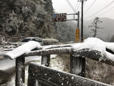 宜蘭大同鄉思源埡口路段降下冰霰。 圖/中央社 宜蘭大同鄉思源埡口路段降下冰霰。 圖/中央社