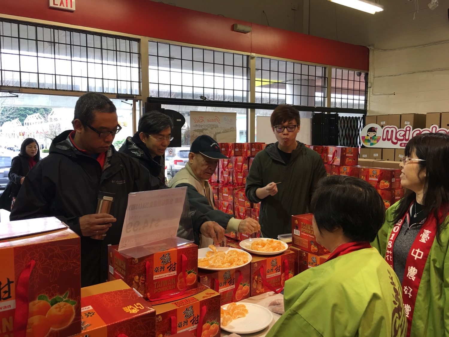 超市提供民眾試吃椪柑。 圖:台中市政府/提供 超市提供民眾試吃椪柑。 圖:台中市政府/提供