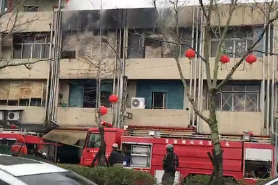 宜蘭縣頭城鎮一棟民宅4日下午發生火警,濃煙不斷從屋內竄出,一度影響附近國道5號行車視線。 圖 : 民眾提供 宜蘭縣頭城鎮一棟民宅4日下午發生火警,濃煙不斷從屋內竄出,一度影響附近國道5號行車視線。 圖 : 民眾提供