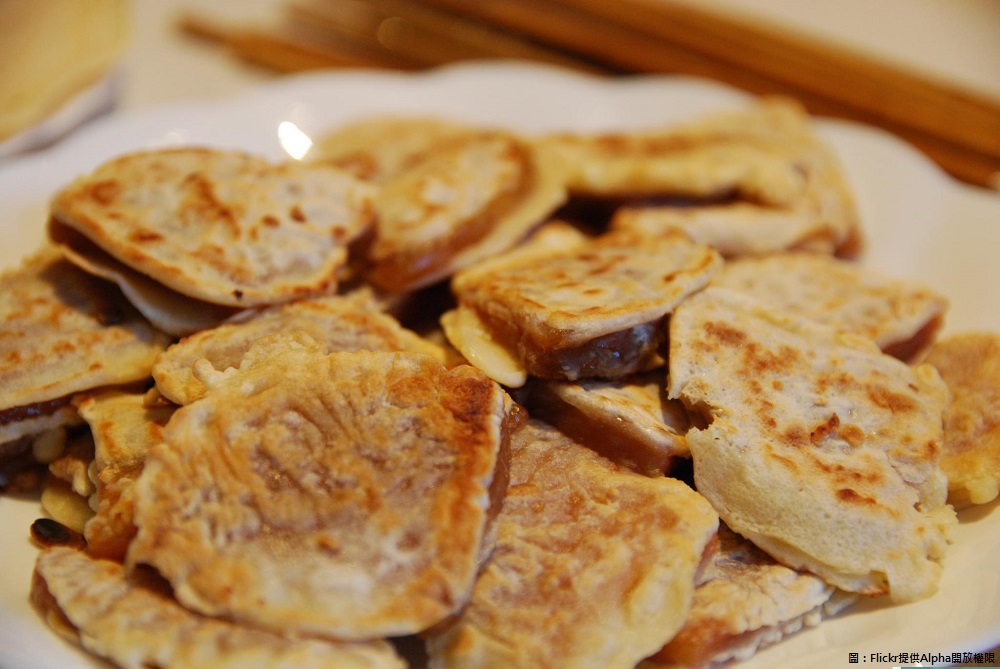 很多人喜歡炸年糕,裹粉下去炸外皮酥酥脆脆,這會讓年糕吸了非常多的油脂,增加很多的熱量。 圖:Flickr提供Alpha開放權限 很多人喜歡炸年糕,裹粉下去炸外皮酥酥脆脆,這會讓年糕吸了非常多的油脂,增加很多的熱量。 圖:Flickr提供Alpha開放權限