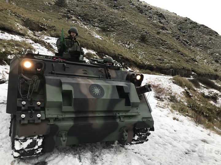 陸軍586旅派遣CM21裝甲運兵車進駐武嶺,協助執行孤困旅客撤離、物資運送、道路破冰及故障車輛拖救等任務。官兵將全天候隨時待命,保障民眾生命財產安全。 圖:翻攝自國防部發言人臉書 陸軍586旅派遣CM21裝甲運兵車進駐武嶺,協助執行孤困旅客撤離、物資運送、道路破冰及故障車輛拖救等任務。官兵將全天候隨時待命,保障民眾生命財產安全。 圖:翻攝自國防部發言人臉書
