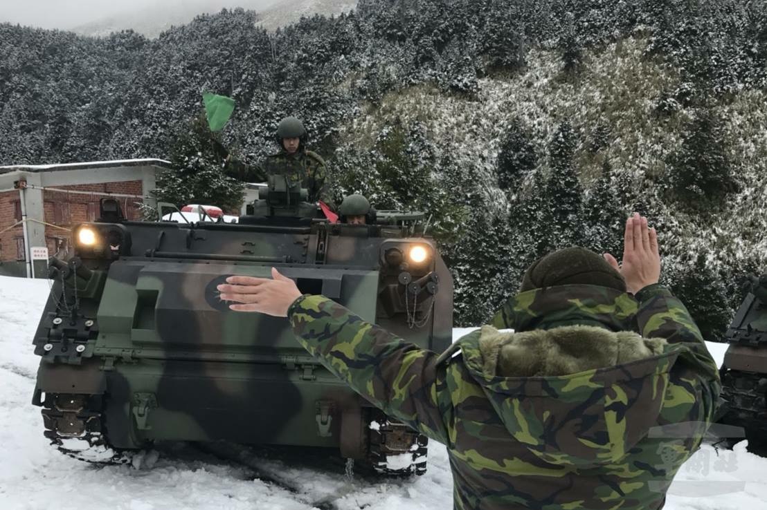 陸軍586旅派遣CM21裝甲運兵車進駐武嶺,協助執行孤困旅客撤離、物資運送、道路破冰及故障車輛拖救等任務。官兵將全天候隨時待命,保障民眾生命財產安全。 圖:翻攝自國防部發言人臉書 陸軍586旅派遣CM21裝甲運兵車進駐武嶺,協助執行孤困旅客撤離、物資運送、道路破冰及故障車輛拖救等任務。官兵將全天候隨時待命,保障民眾生命財產安全。 圖:翻攝自國防部發言人臉書