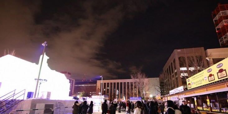第69屆北海道札幌雪祭5日上午即將開幕,台灣今年在大通公園主會場展出舊台中車站冰雕作品,昨天晚間點燈,冰雕中透出綠黃紫等顏色,吸引遊客駐足拍照。 圖:中央社 第69屆北海道札幌雪祭5日上午即將開幕,台灣今年在大通公園主會場展出舊台中車站冰雕作品,昨天晚間點燈,冰雕中透出綠黃紫等顏色,吸引遊客駐足拍照。 圖:中央社