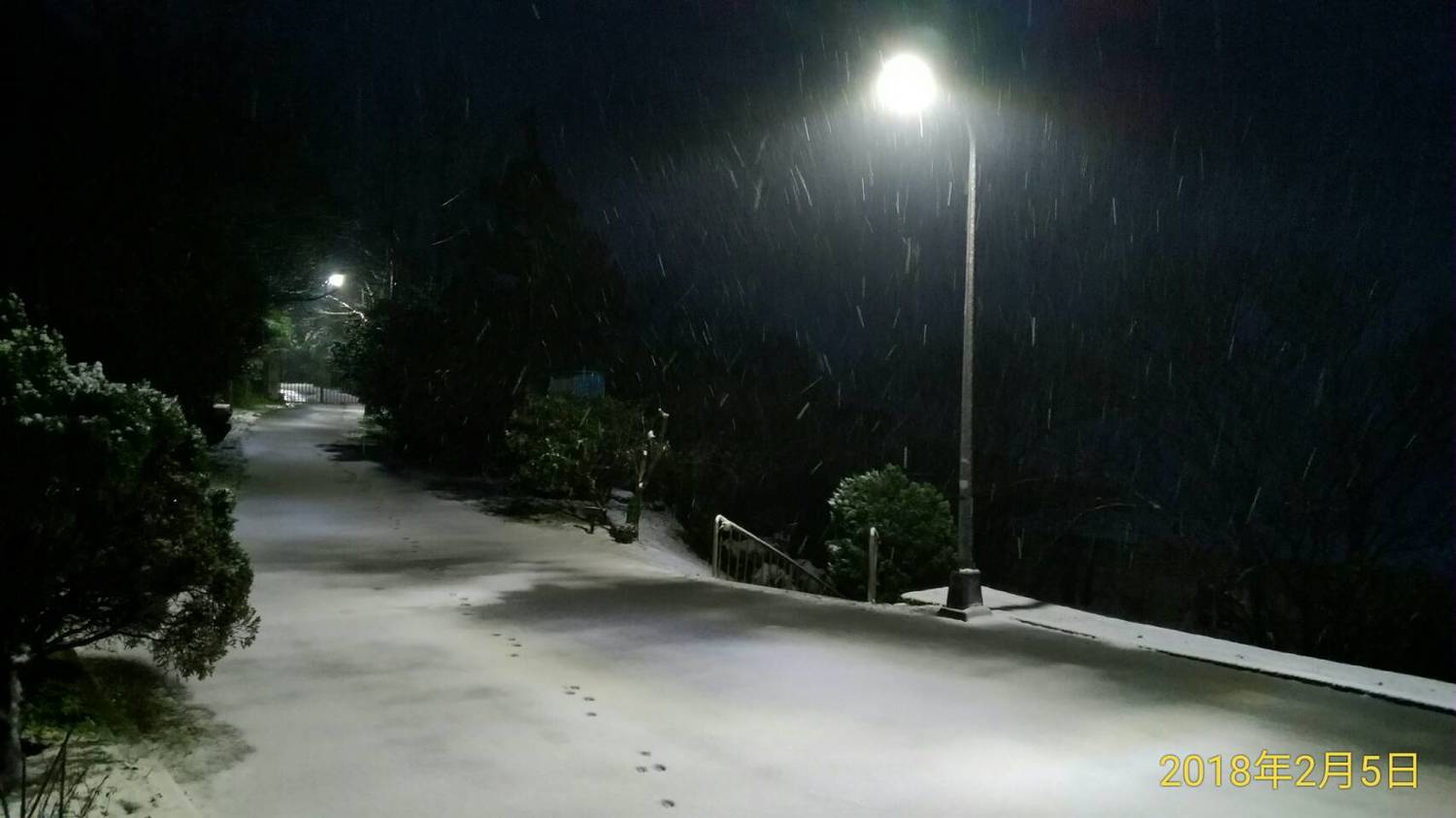 鞍部清晨6時降下白雪。 圖:中央氣象局提供 鞍部清晨6時降下白雪。 圖:中央氣象局提供