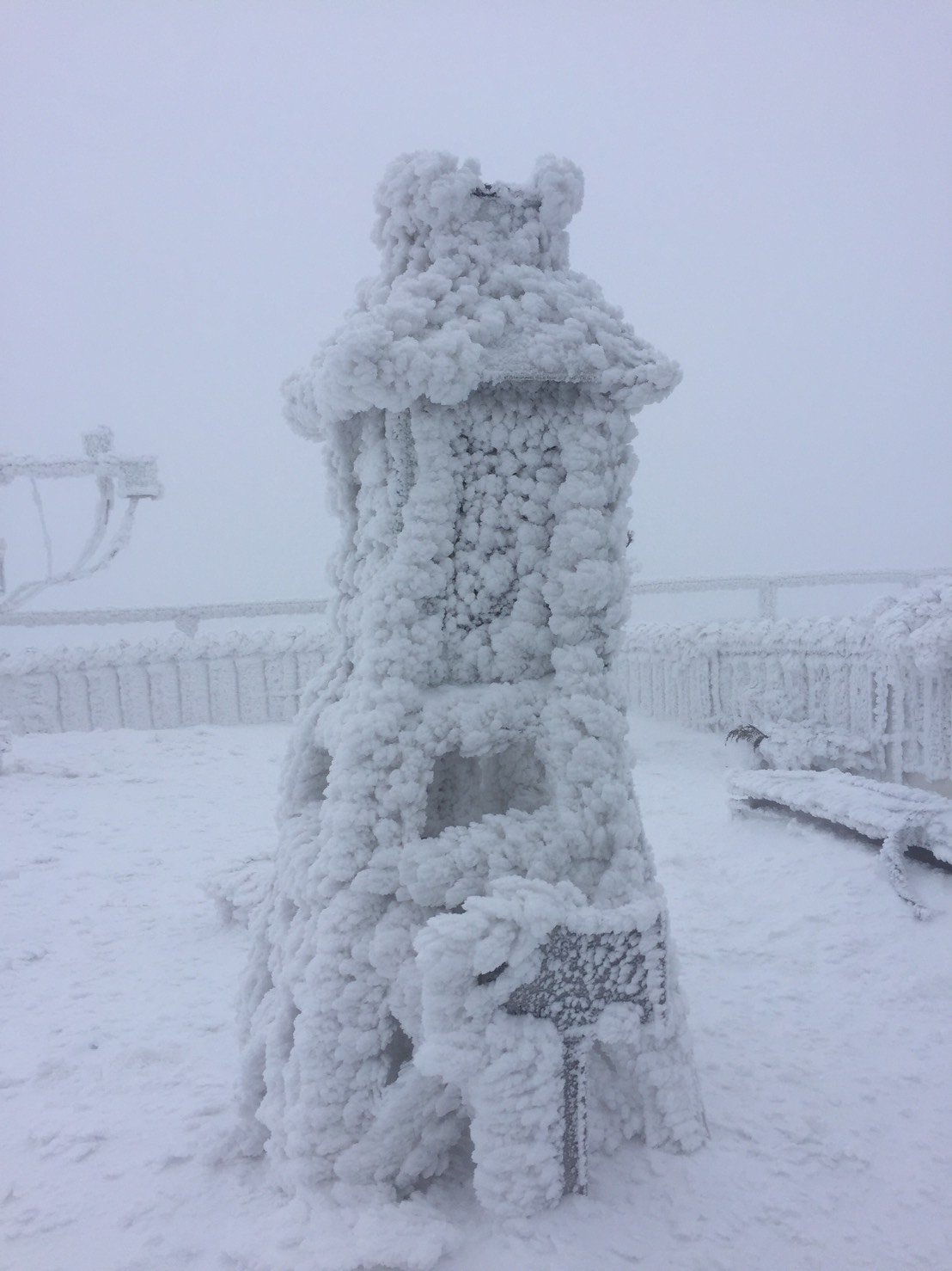 玉山今晨觀測沒下雪,只有霧淞累積。 圖:中央氣象局提供 玉山今晨觀測沒下雪,只有霧淞累積。 圖:中央氣象局提供