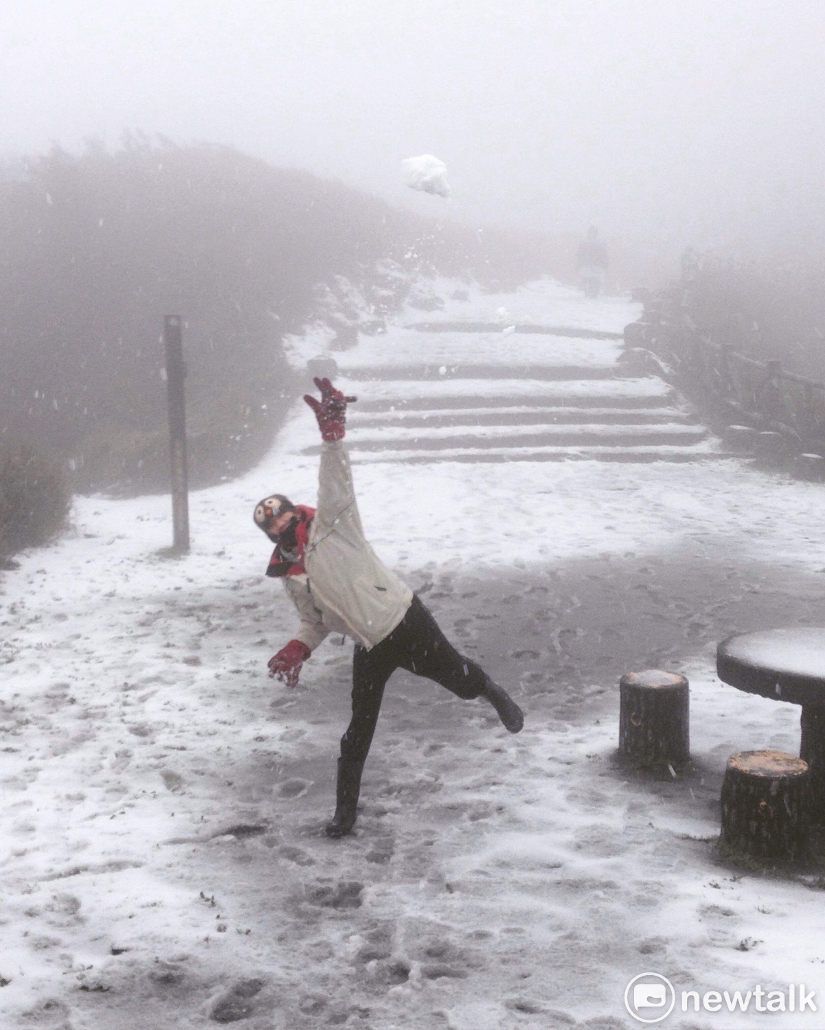 不止是鞍部下雪,陽明山國家公園內,通往夢幻湖的步道今(5)日上午也飄雪,大人、小孩樂的在步道上打雪仗。
圖:葉名峻/攝 不止是鞍部下雪,陽明山國家公園內,通往夢幻湖的步道今(5)日上午也飄雪,大人、小孩樂的在步道上打雪仗。
圖:葉名峻/攝