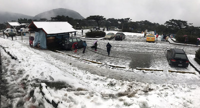 冬最強寒流發威,陽明山靠近二子坪停車場附近5日白雪靄靄,下午開始溶雪。 圖:中央社 冬最強寒流發威,陽明山靠近二子坪停車場附近5日白雪靄靄,下午開始溶雪。 圖:中央社